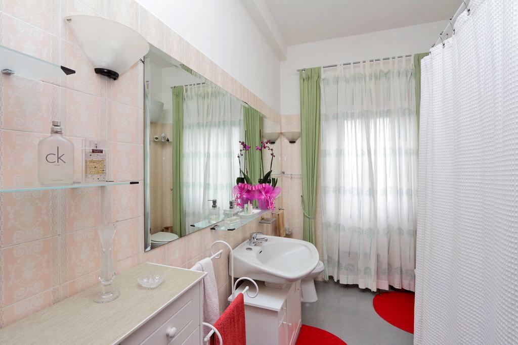 Camera Singola con Bagno in Comune e Balcone